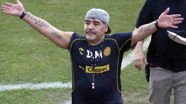 不愧是前代球王!200斤马拉多纳尽管又老又胖,球技绝对无人质疑