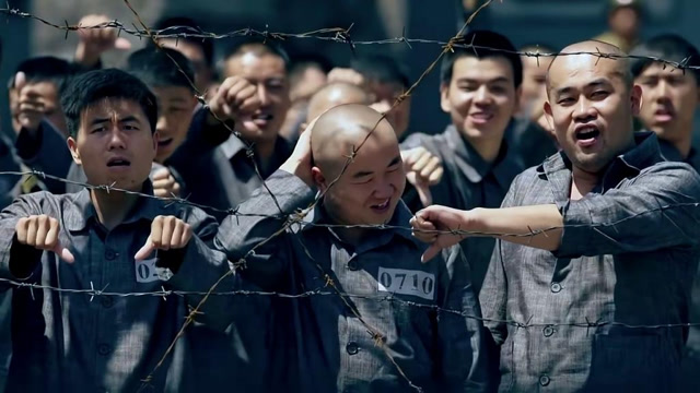 监狱大哥做到这地步也是牛了,西装革履,简直就是在享受