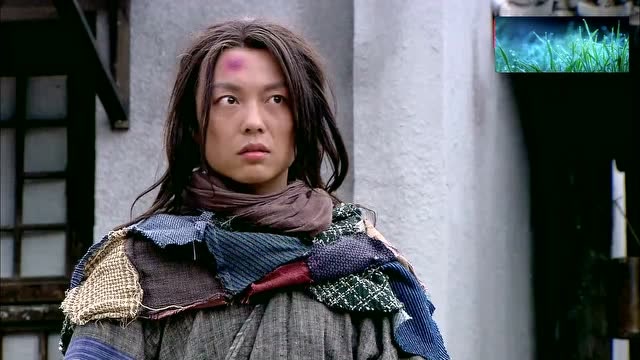 小伙与丐帮弟子比试武功,使出一阳指,打得他无法动弹