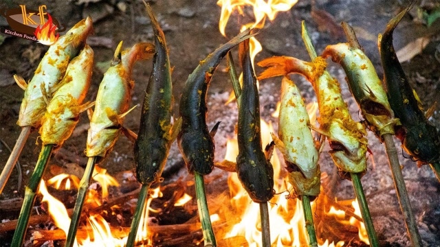 农村小伙拿一根木棍插在鱼肚上,就地取材烤鱼后,见识到美味了吗?