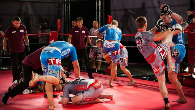 可能是世上唯一合法的"群殴",5对5格斗比赛,最后那人有点尴尬