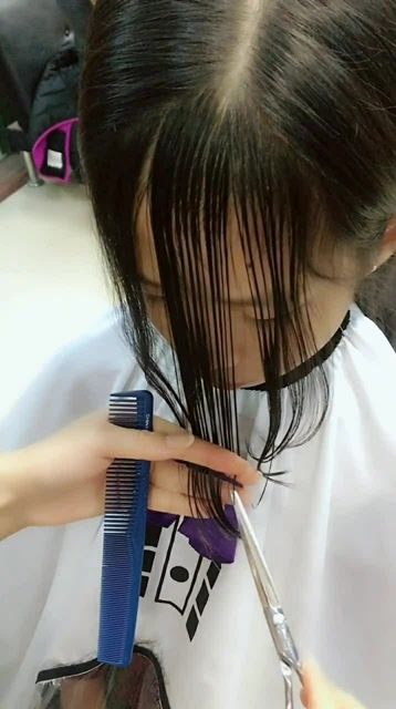 小女孩儿八字刘海修剪这样一剪小妞儿更漂亮了