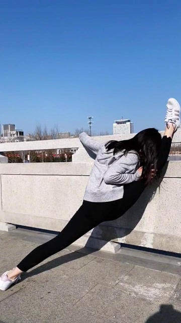 小姐姐在户外秀劈叉,高难度动作精彩好看值得赞!