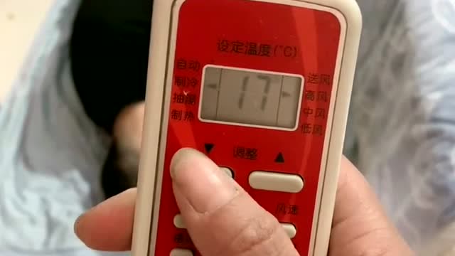 看到儿子睡地上,婆婆把空调温度调到17度,儿子立马上床抱着儿媳了
