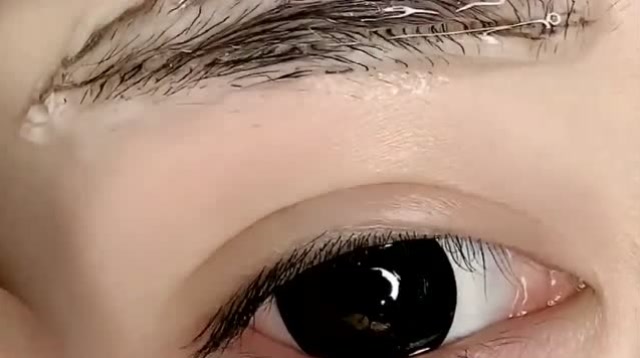 天呐!网红居然在家用小刀这样刮眉毛,这是刮没吗?