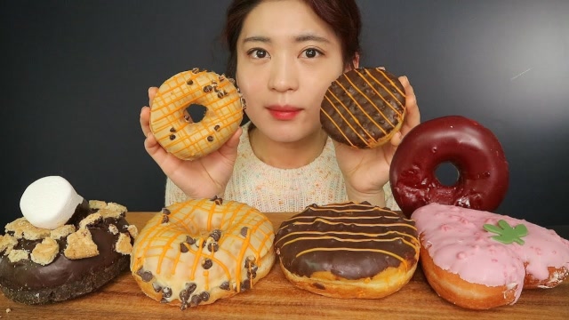 吃播小姐姐吃甜甜圈看样子就很馋人