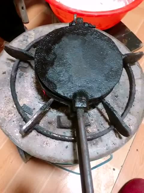 这个饼夹子买了有十几年了,十几块钱买的