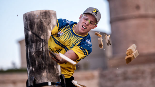 别开生面的大力士比赛,现场砍木头,看谁砍的最多?