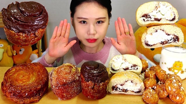 韩国大胃王卡妹,吃面包甜品,大口大口地吃,吃得美滋滋,不腻吗