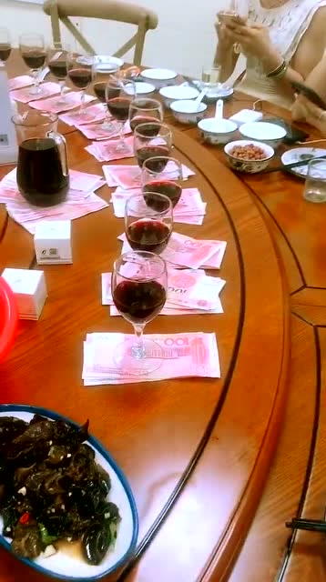 我看重的是酒,这点钱我还真不放眼里,我都是放兜里!