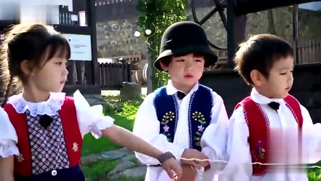 一起出发吧:轩轩投食饺子和桐桐,乐那多喂曦曦