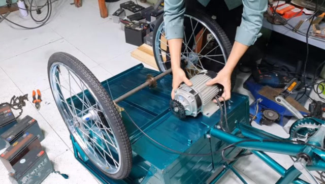 人力三轮车加装上电动机,就变成了电动车,成本不到五百