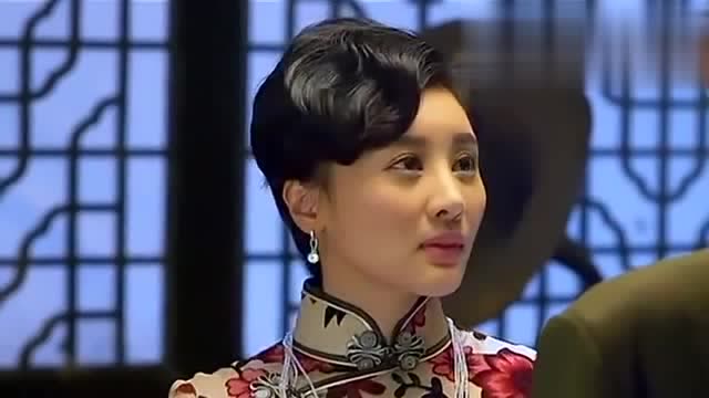 女特务穿着旗袍向男子表白,怎料男子请她喝杯水,直接把她放倒