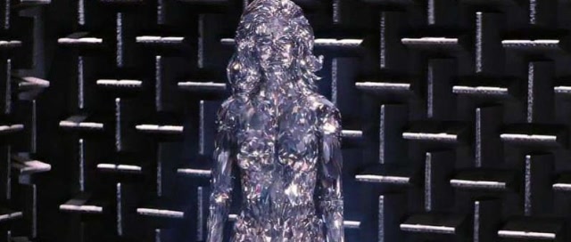 x战警-白皇后感觉不对劲,立马变钻石形态,却是万磁王前来召集