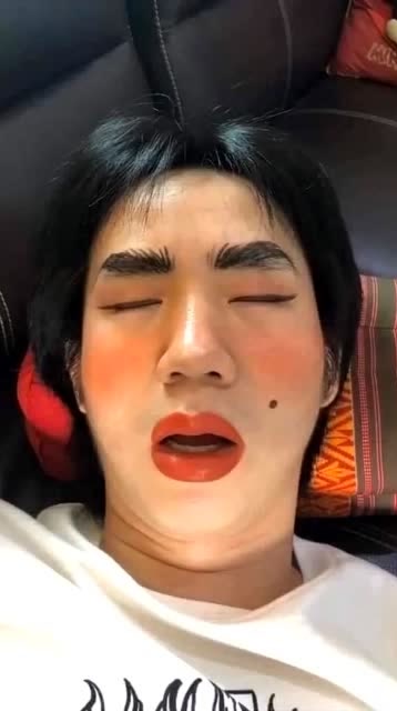 果然女人是惹不得!美女偷给老公化丑妆,结果路人看的狂笑不止!