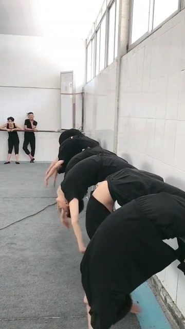 男生的腰让女生都自愧不如一排男生在训练下腰结果这功力太深厚