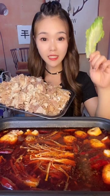 吃货小姐姐夜宵吃火锅,这大半夜的来上一锅,真是味蕾的享受!