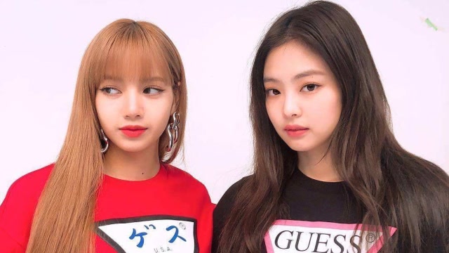 blackpink 妮妮真的很爱舞台啊演唱会前还一直跟lisa检查动作