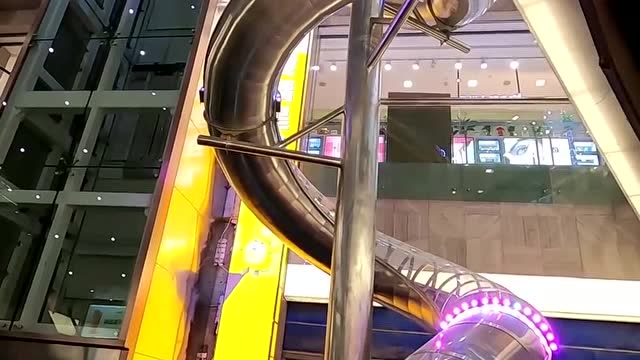乌鲁木齐网红滑滑梯,5层楼高,滑下去就要14秒,你敢坐吗?