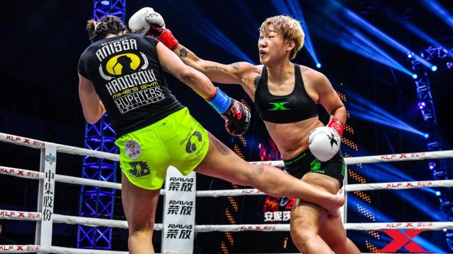 中国"ko女王"汪柯菡发威,拳腿连轰,彻底将悍将打服认输!
