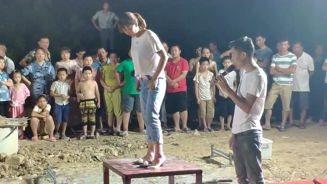 杂技团下乡表演美女光脚踩鸡蛋这是轻功还是有套路