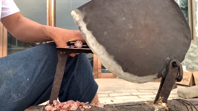 百刀槟榔挑战,一颗枣子大的槟榔,要把它切100刀