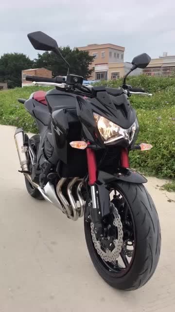 四缸摩托车声浪强劲有力,外观酷炫