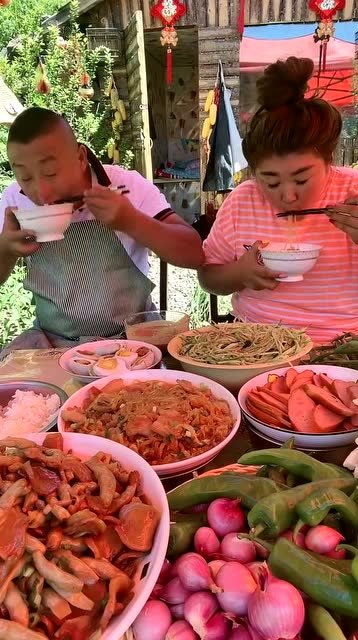 东北夫妻又到饭点了每天都是这种吃饭方式这生活过得真自在
