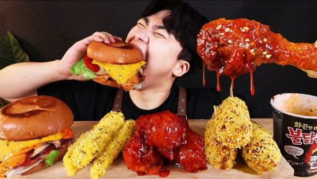 货真价实的牛肉汉堡,搭配炸鸡腿和芝士棒,小哥大口吃得满足又过瘾!