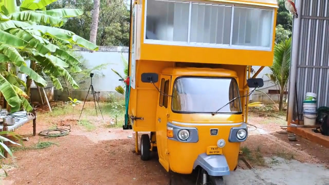 小伙把三轮车改造成房车看到里面的装修后我都想住进去