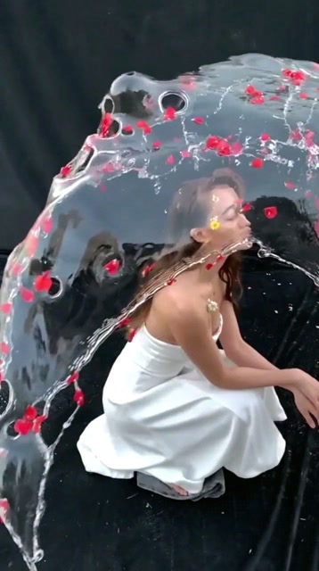 没想到往身上泼一盆水,就能拍出这么美的照片