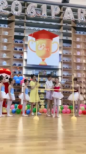 童模宋小睿个头最高,还要这样下腰,这样看着就很吃亏!