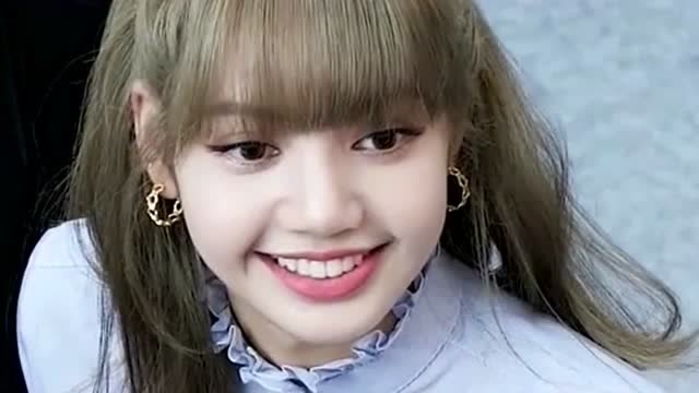lisa笑起来太憨了,难怪姐姐们都喜欢模仿她,这就是表情包啊!