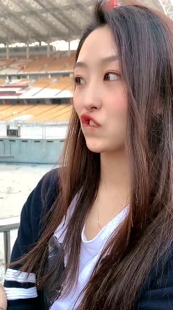 小姐姐太可爱了,两颗大门牙,笑起来像小兔子一样!