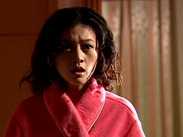 黑冰刘眉洗完澡出来发现沙发上的陌生男人瞬间吓得大叫