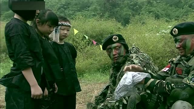 特种兵给小朋友变魔术,结果却被战友拆穿,太逗了