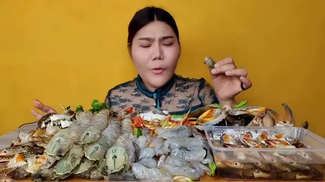 泰国吃播,胖妹吃一桌新鲜海鲜,酸辣过瘾好美味