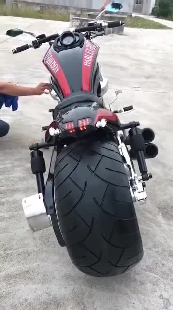 哈雷宽轮胎摩托车,可以调节座椅高度