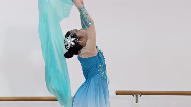 独舞《临水》李恺曈