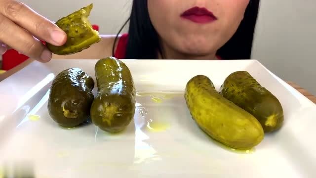 看看美女怎么大口大口吃酸黄瓜,一次吃了好几根,看的真馋人