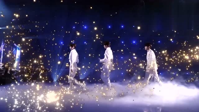 tfboys七周年演唱会:王源王俊凯易烊千玺演唱《萤火》满满的回忆杀!