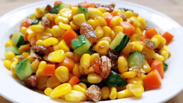 营养又快捷的葡萄干炒玉米香香甜甜的大人孩子都爱吃