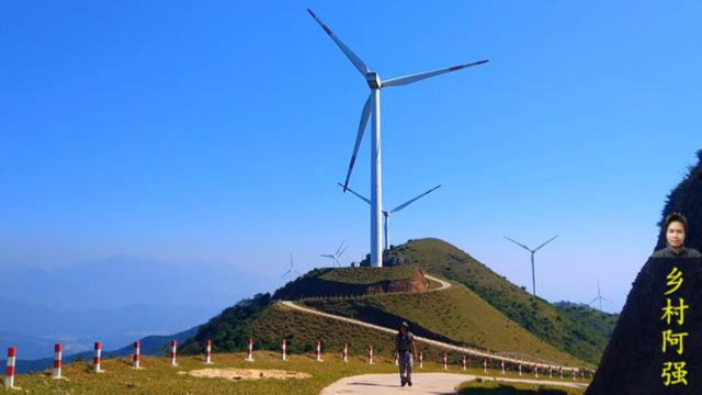 广东茂名:百年难得一见的好天气,浮山岭风车美景让人赞叹不已