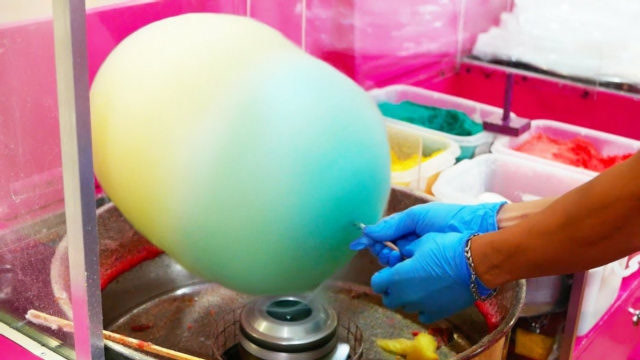 夫妻俩转行摆摊卖棉花糖,30一个没有人嫌贵,顾客每天排长队!