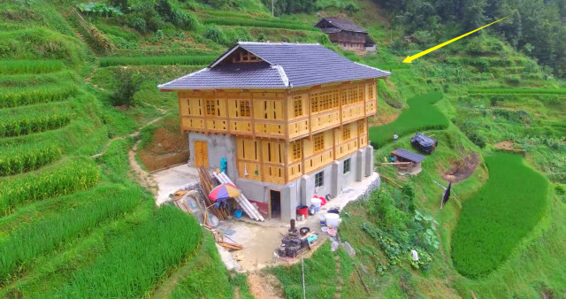 农村小伙回乡建房,全实木吊脚楼,真是太好看了