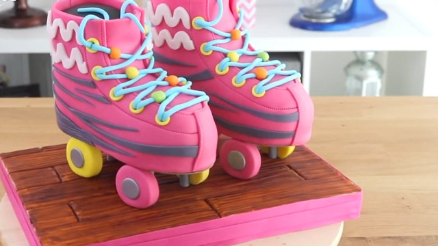 看牛人怎么把蛋糕做成逼真的轮滑鞋!这么有才,送给儿子过生日啦