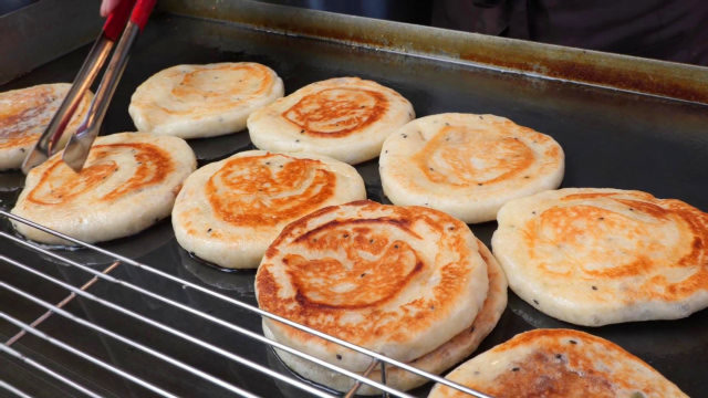 街边美味小吃,糯米油煎饼,小时候经常吃满满的回忆.