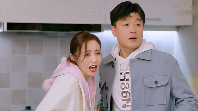 爱的厘米:徐清风关雨晴同居,小两口正亲热,结果被徐妈关爸打断贼逗