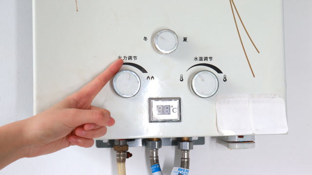 燃气热水器有3个旋钮很多人不会调难怪水温忽高忽低真实用