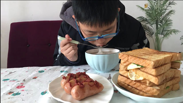 儿子运动会,苏北小哥做三明治和煎香肠,配红枣豆浆,给孩子补充体力